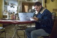 The Drop - Bargeld – Als Bob Saginowski (Tom Hardy) sich eines herrenlosen Pitbulls annimmt und die Russin Nadia kennenlernt, bekommt er Probleme mit dem berüchtigten Eric Deeds, denn der Hund gehört ihm und Nadia ist dessen Ex-Freundin ...