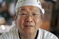 Japan von oben – Kunihira Kawachi schmiedet nach alter Tradition japanische Schwerter, sogenannte Katana. Er ist ein unübertroffener Meister seines Fachs.