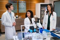 The Good Doctor – (v.li.) Freddie Highmore (Dr. Shaun Murphy), Jasika Nicole (Dr. Carly Lever), Christina Chang (Dr. Audrey Lim).