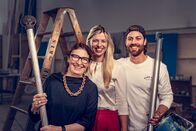 SchrottUp! – v.l. Sonja Bantli (Künstlerin), Karin Bertschi (von der Entsorgungsstelle Spreitenbach), Fabian Bollinger (Künstler) 2024 Copyright: SRF/RTS/David Wagnières