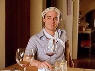 Der Winzerkönig – MDR Fernsehen DER WINZERKÖNIG II. STAFFEL FOLGE 14, "Die Eisheiligen" Uhr. Fabian Holub (Rafael Schuchter), der neue Koch, bringt frischen Wind in die Küche des Gasthauses Stickler.