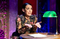 Mitternachtsspitzen – Aida Hossein alias Aida Loos, geboren in Teheran, Kabarettistin und Schauspielerin, beschreibt den Iran als ein Land der Gleichzeitigkeiten. Denn es gibt dort gleichzeitig Krieg und Jubel, Raketen und Tanz, Tod und Anfang.