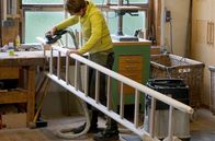 Handwerkskunst! – Von Chefin Ingrid Ertl bekommt die Obstleiter den letzten Schliff. Sie führt den Handwerksbetrieb in siebter Generation.