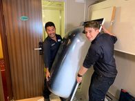 Verrückt nach Meer – Der Hafenaufenthalt in Durban, Südafrika wird von den Schiffshandwerkern für Reparaturen genutzt. Bei zahlreichen Kabinen werden die Badewannen getauscht. An Bord sind dafür die Schreiner zuständig. Chefschreiner Carlos und Schreinerpraktikant Daniel tauschen eine alte Badewanne aus.