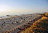 Sylt - eine Insel, ein Mythos – Eines der beliebtesten Reiseziele der Hessen: Sylt. Blick auf das Rote Kliff zwischen den Orten Wenningstedt und Kampen auf Sylt.