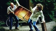 Löwenzahn Classics – Trude (Ute Fitz-Kaska, r.) hilft Peter Lustig (Peter Lustig, l.) beim Umzug - doch wohin wird Peter ziehen? In ein Schiff, einen Eisenbahnwaggon oder in einen Bauwagen?