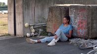 Festmachen – Festmachen (3) - Kaltduscherin Malika (Salka Weber) ist niedergeschlagen; die Integration ins Festmacher-Team fällt ihr schwer.