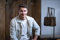 Heimatleuchten – Matthäus Auer posiert für ein Foto