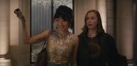 Hacks – Ava (Hannah Einbinder, r.) trifft auf Kiki (Poppy Liu, l.), Deborahs charismatische Black-Jack-Dealerin, die ihr unerwartete Seiten der gefeierten Comedian offenbart.