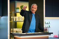 The Taste – Titel: The Taste; Staffel: 10; Folge: 3; Ausstrahlungszeitraum bis: 2022-10-04; Person: Alexander Herrmann; Copyright: SAT.1/Jens Hartmann; Fotograf: Jens Hartmann; Bildredakteur: Laura Stephan; Dateiname: 2525175.jpg; Rechtehinweis: Dieses Bild darf bis eine Woche nach Ausstrahlung honorarfrei fuer redaktionelle Zwecke und nur im Rahmen der Programmankuendigung verwendet werden. Spaetere Veroeffentlichungen sind nur nach Ruecksprache und ausdruecklicher Genehmigung der Seven.One Entertainment Group GmbH moeglich. Nicht fuer EPG! Verwendung nur mit vollstaendigem Copyrightvermerk. Das Foto darf nicht veraendert, bearbeitet und nur im Ganzen verwendet werden. Es darf nicht archiviert werden. Es darf nicht an Dritte weitergeleitet werden. Aneinanderreihung/Zusammenlegung/Kopplung von Bildern zum Zweck der Erstellung von Slide-Shows o.ä. nicht gestattet; Verbindung/Einfügen/Anfügen von Werbung nicht gestattet. Bei Fragen: foto@seven.one Voraussetzung fuer die Verwendung dieser Programmdaten ist die Zustimmung zu den Allgemeinen Geschaeftsbedingungen der Presselounges der Sender der Seven.One Entertainment Group GmbH.