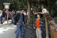 Modern Family – Die gesamte Familie macht einen Ausflug nach Disneyland. Phil (Ty Burrell, l.) und Luke (Nolan Gould, 2.v.r.) sind Feuer und Flamme, denn endlich ist Luke groß genug, alle Fahrgeschäfte zu fahren.
