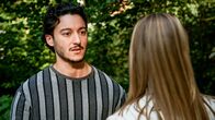 Rote Rosen – Elyas (Mehmet Daloğlu, l.) ist am Ende – er braucht einen neuen Trockener, den er sich nicht leisten kann. Bella (Alessia Mazzola, r.) gibt sich die Schuld am Trocknerbrand.