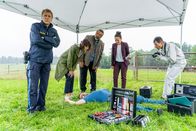 Die Rosenheim-Cops – Am Tatort hat Pathologin Atay erste Informationen für die Ermittler (v.li.): Polizeihauptmeister Mohr (Max Müller), Kommissarin Andresen (Sophie Melbinger), Kommissar Stadler (Dieter Fischer), Pathologin Atay (Sevda Polat).