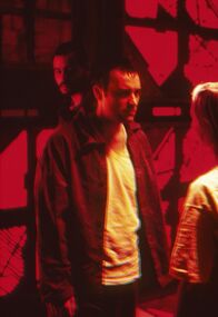 Cube – Fünf höchst unterschiedliche Charaktere, unter ihnen eine zu hysterischen Ausbrüchen neigende Ärztin (Nicky Guadagni, r.) und ein scheinbar vollkommen hilfloser Autist (Andrew Miller, M.), finden sich nach kurzer Bewusstlosigkeit in einem Gebilde aus Würfeln wieder. Um zu überleben, müssen sie gemeinsam den tödlichen Weg bis zum Ausgang beschreiten ...