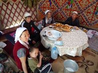 GEO Reportage – Die kasachischen Kamelhirten sind moderne Nomaden. Sie leben in und von der Wüste, wie einst Jahrhunderte lang ihre Vorfahren.Zur ARTE-Sendung 360ˇ - Die Geo-Reportage: Kamelmilch, Kasachstans Wundermedizin 12: Die kasachischen Kamelhirten sind moderne Nomaden. Sie leben in und von der Wźste, wie einst Jahrhunderte lang ihre Vorfahren.