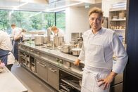 Restaurantlegenden – Philip Rachinger beim Kochen im Restaurant Mühltalhof.
