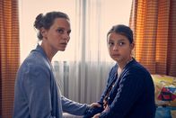 Heldt – Nina (Picco von Groote, l.), die mit ihrer Tochter Hannah (Emma Helm, r.) Zuflucht im Frauenhaus gefunden hat, zeigt sich geschockt, als sie von Kommissar Heldt erfährt, dass es einen Anschlag auf ihren Mann Christian gegeben hat.