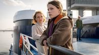 Tatort – Oberstaatsanwältin Dr. Svenja Poulsen (Christina Große, l) und ihre Tochter Amelie (Anna Bachmann) sind als Passagiere an Bord des Ausflugsschiffes. Noch wissen nicht alle Passagier*innen, was Daniel Huberty (Stephan Kampwirth, hinten) plant.