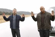 Navy CIS: L.A. – Feiern fünf Jahre Partnerschaft und sehen sich einer großen Herausforderung ausgesetzt als sie für einen Fall undercover ermitteln müssen: Callen (Chris O'Donnell, l.) und Sam (LL Cool J, r.) ...