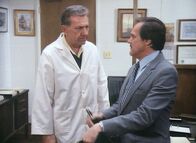 Quincy – Dr. Asten (John S. Ragin, re.) und Quincy (Jack Klugman)