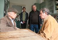 Rentnercops – Edwin (Tilo Prückner, l.), Hui Ko (Aaron Le, 2.v.l.) und Günter (Wolfgang Winkler, 2.v.r.) erfahren von Rolf Renner (Michael Abendroth, r.) Details aus Erna Renners Vergangenheit.