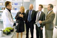 Monk – (v.li.) Bradley Whiteford (Dean Berry), Traylor Howard (Natalie Teeger), Ted Levine (Capt. Leland Stottlemeyer), Jason Gray-Stanford (Lt. Randall Disher), Tony Shalhoub (Adrian Monk).