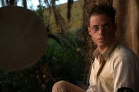 Papillon – Ohne Unterstützung würde der Fälscher Louis Dega (Rami Malek) im Gefängnis nicht lange überleben.