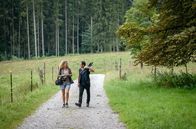 Sturm der Liebe – Dexter Torrence (Andreas Beckett, r.) ermutigt Maja (Christina Arends, l.), ihren Traum zu leben.