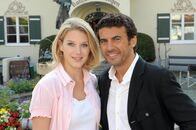 Alles außer Liebe – Emma (Eva-Maria Grein von Friedl), Alexander (Mike Galeli).