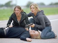 Mankells Wallander – Linda Wallander (Johanna Sällström, rechts) will Ihre Freundin Anna Westin (Ellen Mattsson) verhaften, deren Vater Erik (Niklas Falk) bei dem Versuch erschossen wurde, einen Sprengstoffanschlag durchzuführen.