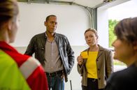 Watzmann ermittelt – Hauptkommissar Jerry Paulsen (Peter Marton, l.) und Kommissarin Sophia Strasser (Katharina Leonore Goebel, r.) haben eine Drohung entdeckt. Eile ist geboten: Wer hat die Drohung geschrieben und wie ernst ist sie zu nehmen?