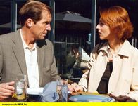 In aller Freundschaft – MDR Fernsehen IN ALLER FREUNDSCHAFT FOLGE 191, "Bekenntnisse" Uhr. Pia (Hendrikje Fitz) plagen an den schweren Verletzungen einer Patientin Schuldgefühle und sucht beim Interimschefarzt Dr. Meyerhoff (Michael Lesch) Verständnis und Trost.