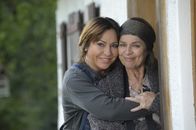 Frühling – Frühling zu zweit Freundschaft: Simone Thomalla als Katja Baumann, Cornelia Froboess als Bäuerin Maria Sindlfinger Copyright: SRF/ZDF/Jacqueline Krause-Burberg