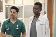 Atlanta Medical – Dr. Devon Pravesh (Manish Dayal, l.); Dr. Mina Okafor (Shaunette Renée Wilson, r.)