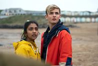 Alex Rider – Alex (Otto Farrant) will den Kopf frei kriegen und trifft während seines spontanen Surftrips auf Sabina (Charithra Chandran). Doch dann weckt ein gefährliches Ereignis böse Erinnerungen.