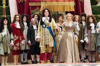 Die Gärtnerin von Versailles – „Sonnenkönig“ Ludwig XIV. (Alan Rickman) findet Gefallen an der Gärtnerin Sabine (Kate Winslet).