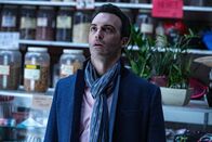 Venom 2 – Dan (Reid Scott) erkennt, dass sich Venom im Körper einer Ladenbesitzerin versteckt hat.