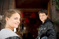Der Bergdoktor – Lilli (Ronja Forcher, l.) ist glücklich mit Mario (Dominik Nowak, r.).