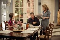 Last Man Standing – L-R: Eve Baxter (Kaitlyn Dever), Mike Baxter (Tim Allen), Vanessa Baxter (Nancy Travis).
