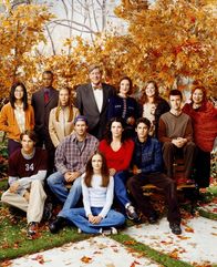 Gilmore Girls – (v.li.) hinten: Keiko Agena (Lane Kim), Yanic Truesdale (Michel Gerard), Liza Weil (Paris Gellar), Edward Herrmann (Richard Gilmore), Kelly Bishop (Emily Gilmore), Melissa McCarthy (Sookie St. James), Sean Gunn (Kirk Gleason), Liz Torres (Miss Patty), vorne: Jared Padalecki (Dean Forester), Scott Patterson (Luke Danes), Alexis Bledel (Lorelai 'Rory' Leigh Gilmore), Lauren Graham (Lorelai Gilmore), Milo Ventimiglia (Jess Mariano).
