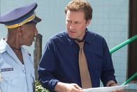 Death in Paradise – Der Engländer DI Jack Mooney (Ardal O'Hanlon, r.) wird schon nach kurzer Zeit auf der karibischen Insel um Hilfe bei den Ermittlungen zu einem Mordfall gebeten. Dwayne (Danny John-Jules, l.) informiert ihn über den aktuellen Stand der Ermittlungen.
