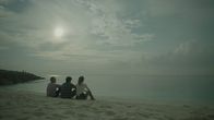 Almost Paradise – Ernesto Alamares (Arthur Acuña,l.), Alex Walker (Christian Kane,m.) und Kai Mendoza (Samantha Richelle)