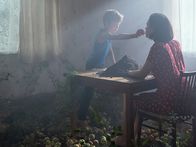 Rivale – Roman (Yelizar Nazarenko) steckt seiner in einem Traum zurückgekehrten Mutter (Maria Bruni) etwas zu essen zu.