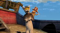 okidoki-Kinderprogramm: King Julien – Captain Ethan (re.) hält King Julien auf seinem Schiff gefangen.