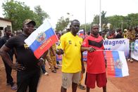 Putins Afrika-Deals - Söldner gegen Rohstoffe – Team Wagner: Große Teile der Bevölkerung stehen hinter den Russen, weil die Söldner die Gewalt im Land eingedämmt haben.