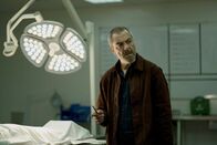 Suspect – Danny (James Nesbitt) will Jackie zwingen, die Obduktion erneut durchzuführen.