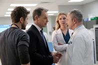 Atlanta Medical – (v.li.) Matt Czuchry (Dr. Conrad Hawkins), Bruce Greenwood (Dr. Randolph Bell), Emily VanCamp (Nicolette Nevin), Andy Milder (Stefan Kisic).