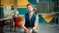 Almania – Nach dem ersten Tag an der neuen Schule ist Frank Stimpel optimistisch die Lehrerprüfung doch noch zu schaffen.