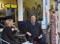 Der Dicke – NDR Fernsehen DER DICKE, "Falsche Fährten" Uhr. Gregor Ehrenberg (Dieter Pfaff, M.) und Christina (Gisela Schneeberger, l.) treffen sich mit Marianne Sobinski (Antje Westermann, r.) im Bistro.