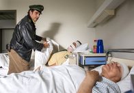 Hubert und Staller – Hubert (Christian Tramitz, M.) und Staller (Helmfried von Lüttichau, l. mit Komparsin r.) wollen dem Täter eine Falle stellen.
